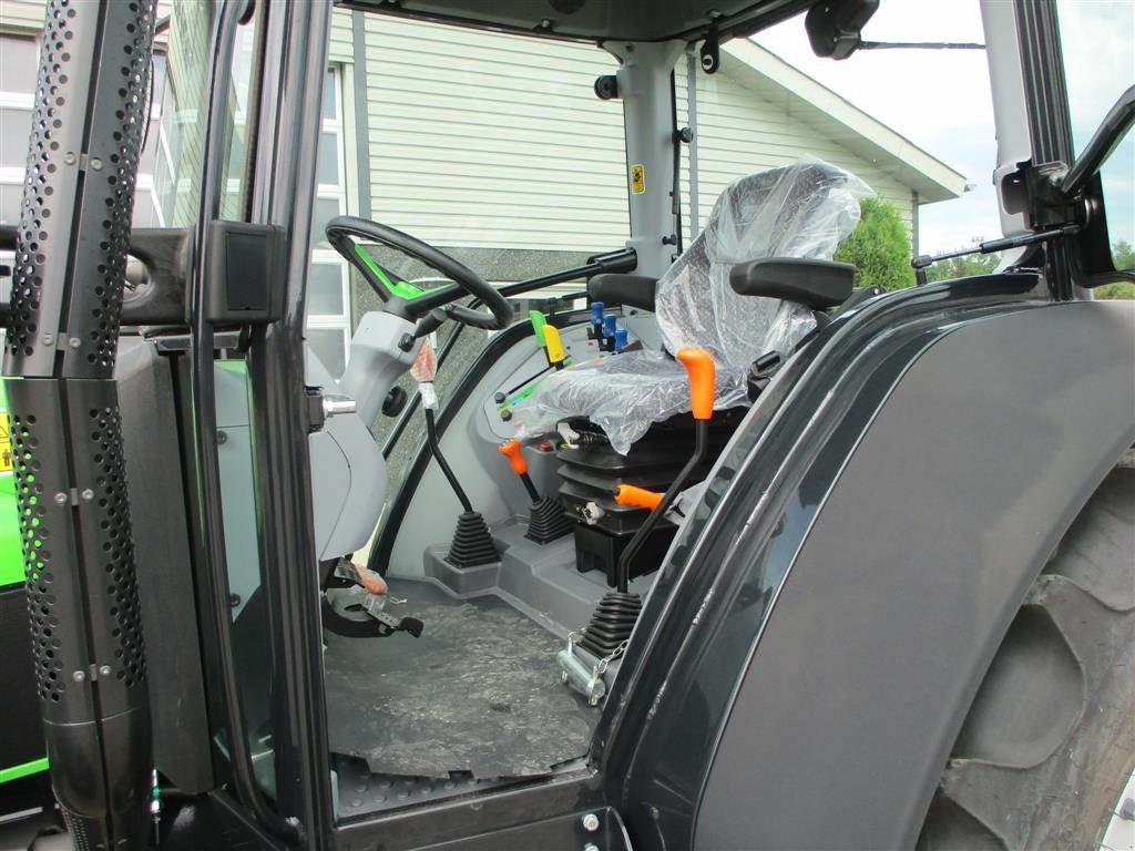 Traktor of the type Deutz-Fahr Agrofarm 115G with 30F+30R Hi-Lo and CreepGear, Gebrauchtmaschine in Lintrup (Picture 3)