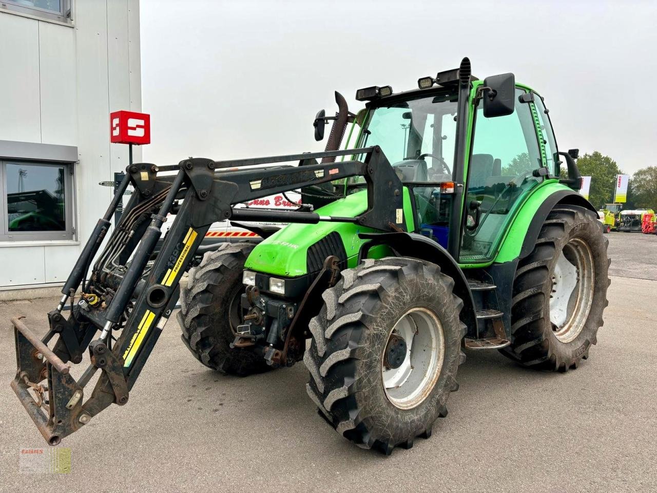 Traktor des Typs Deutz-Fahr AGROTRON 4.90 S, Frontlader BAAS TRIMA 1390 Professional, FKH + FZW, Pflegeräder, Gebrauchtmaschine in Westerstede (Bild 2)