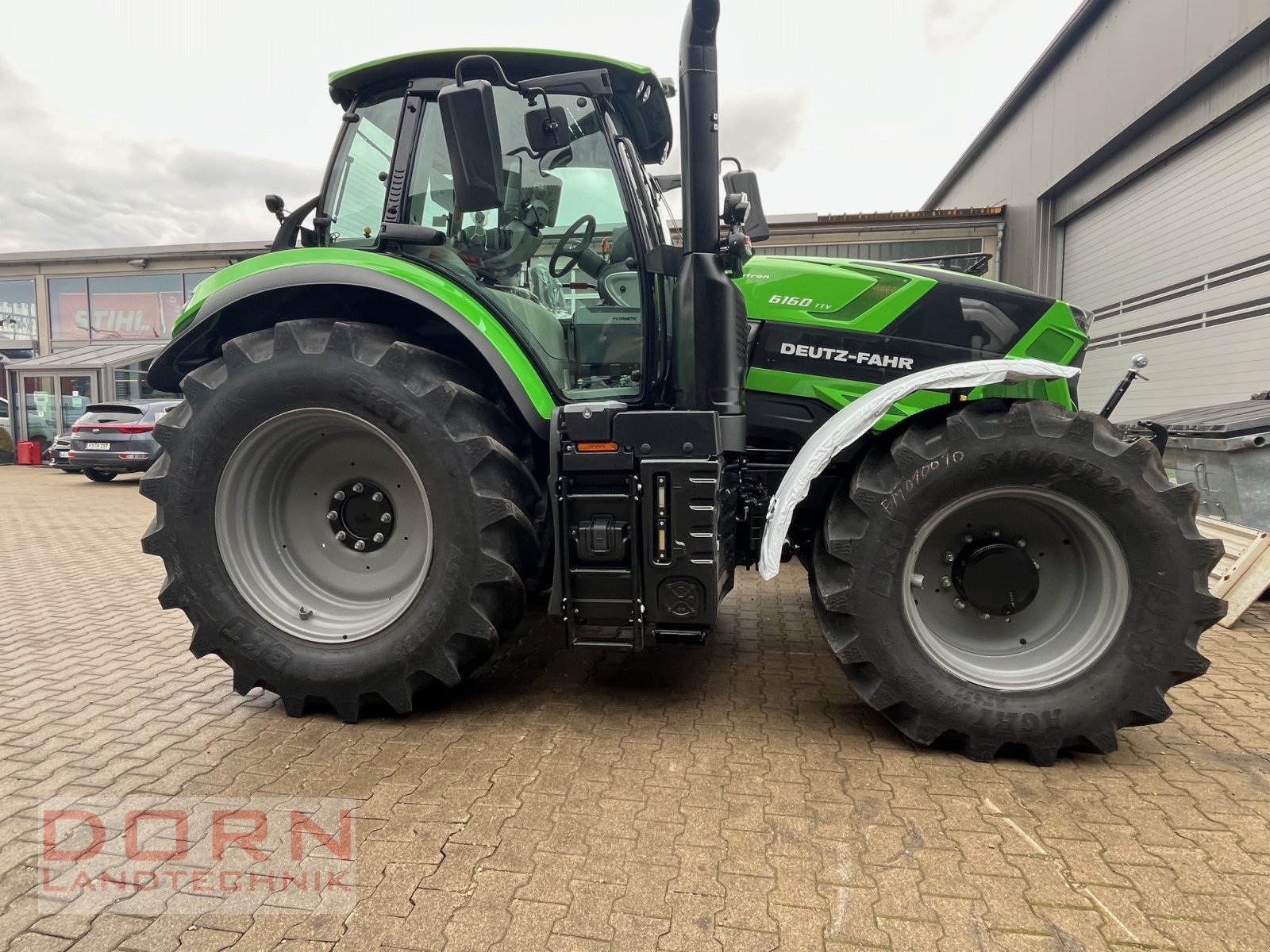 Traktor of the type Deutz-Fahr Agrotron 6160 TTV, Neumaschine in Bruckberg (Picture 4)