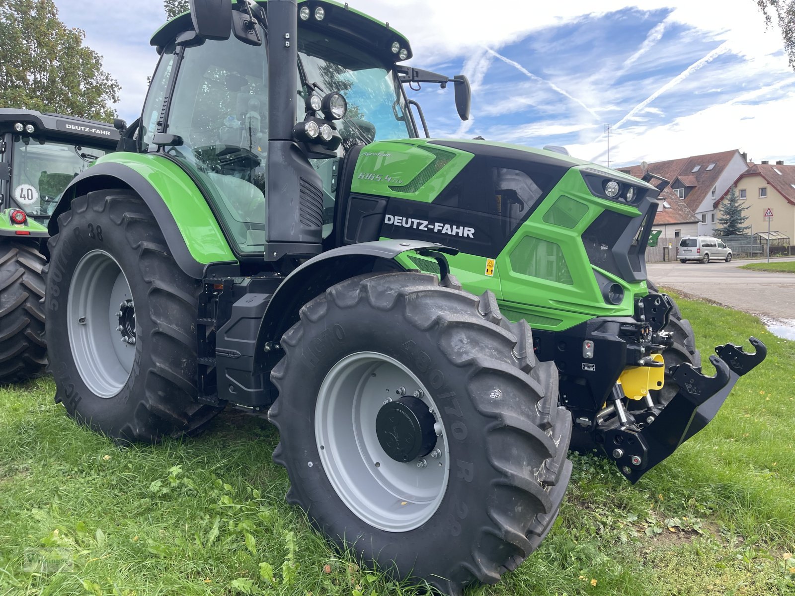 Traktor van het type Deutz-Fahr Agrotron 6165.4 TTV "Erntschlussverkauf", Neumaschine in Thalmässing (Foto 3)