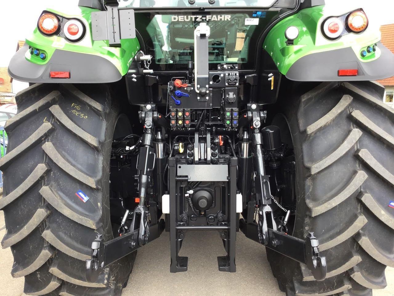 Traktor des Typs Deutz-Fahr Agrotron 6190 TTV (Stage V), Neumaschine in Burgbernheim (Bild 5)