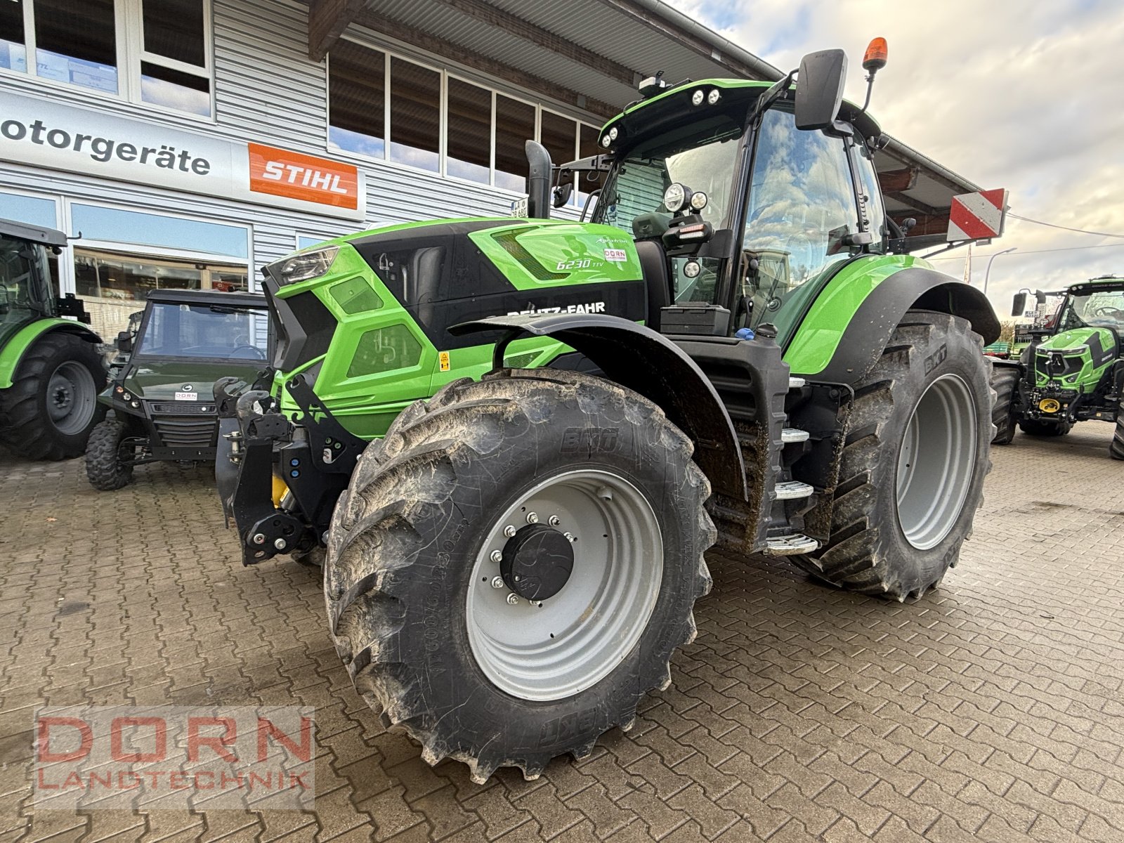 Traktor van het type Deutz-Fahr Agrotron 6230 TTV, Neumaschine in Bruckberg (Foto 1)