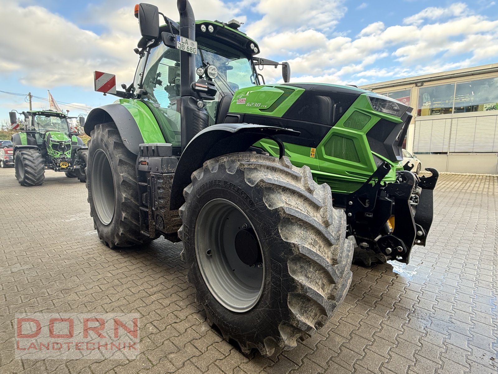 Traktor van het type Deutz-Fahr Agrotron 6230 TTV, Neumaschine in Bruckberg (Foto 3)