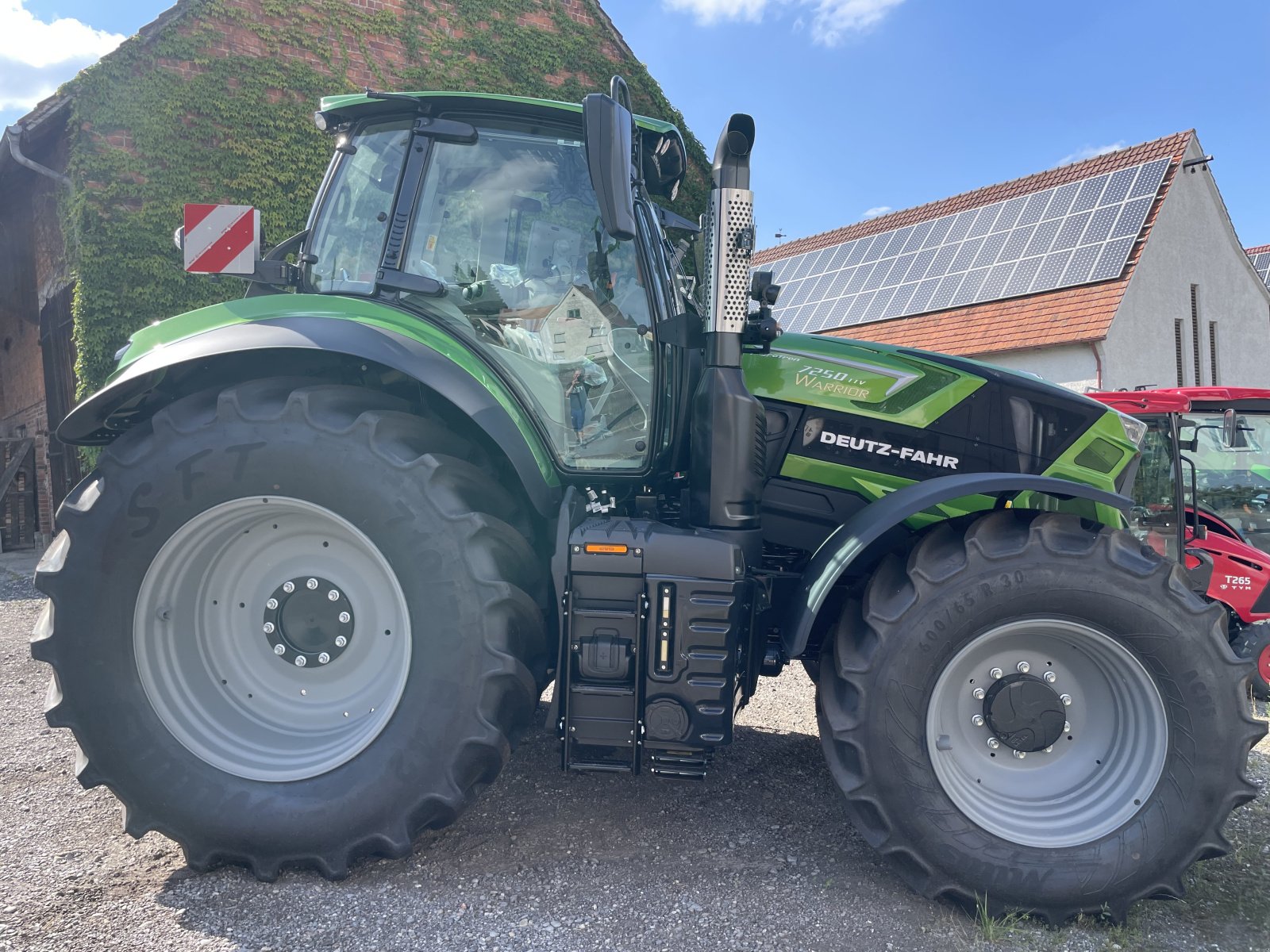 Traktor от тип Deutz-Fahr Agrotron 7250 TTV Warrior, Neumaschine в Ochsenhausen (Снимка 1)