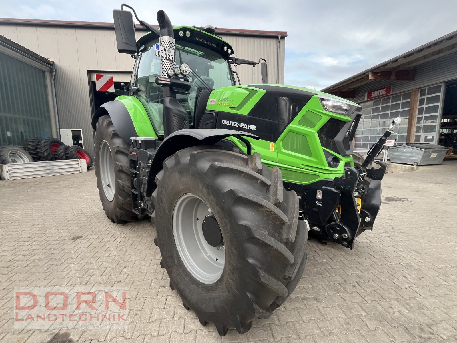 Traktor van het type Deutz-Fahr Agrotron 7250 TTV Warrior, Neumaschine in Bruckberg (Foto 1)