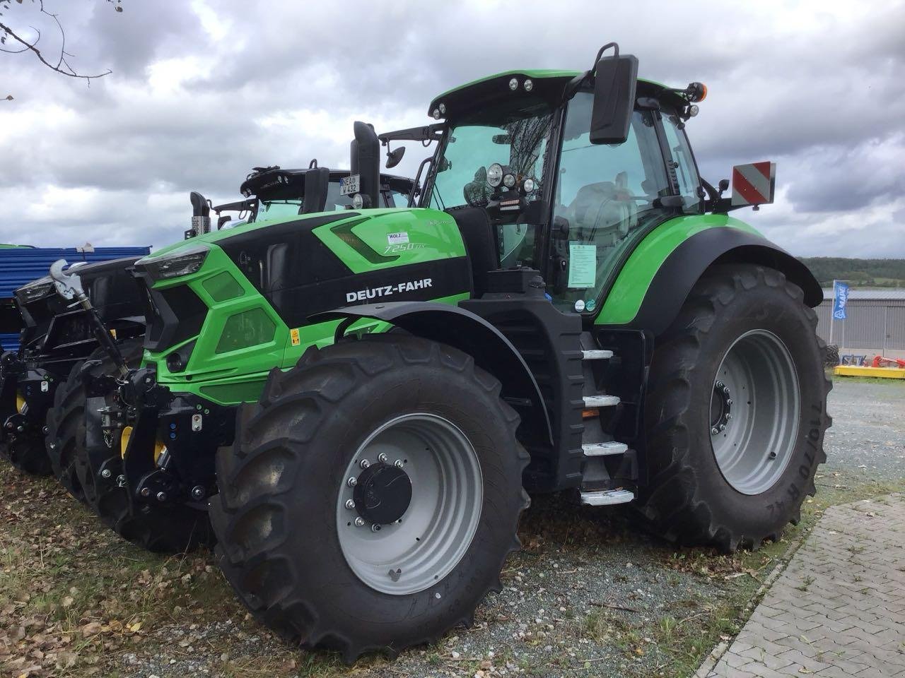 Traktor des Typs Deutz-Fahr Agrotron 7250 TTV, Neumaschine in Burgbernheim (Bild 1)