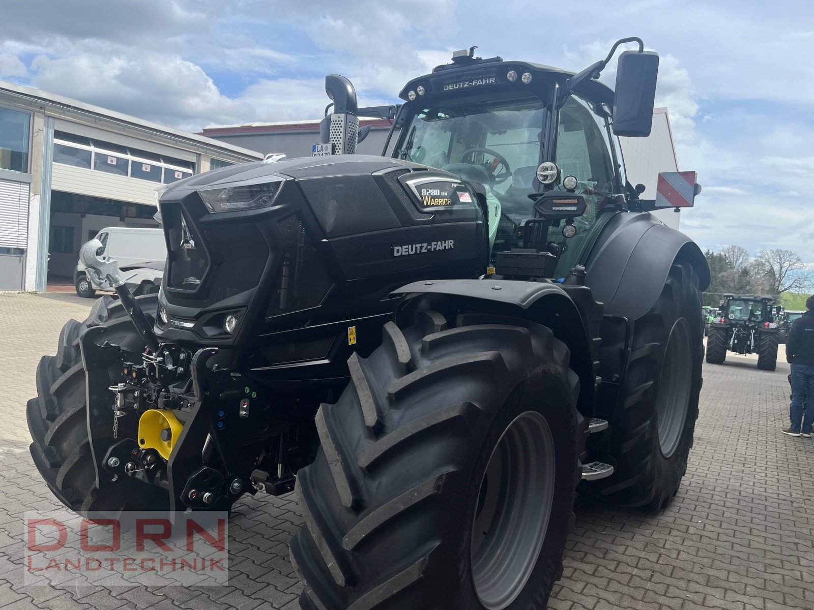 Traktor van het type Deutz-Fahr Agrotron 8280 TTV, Neumaschine in Bruckberg (Foto 1)