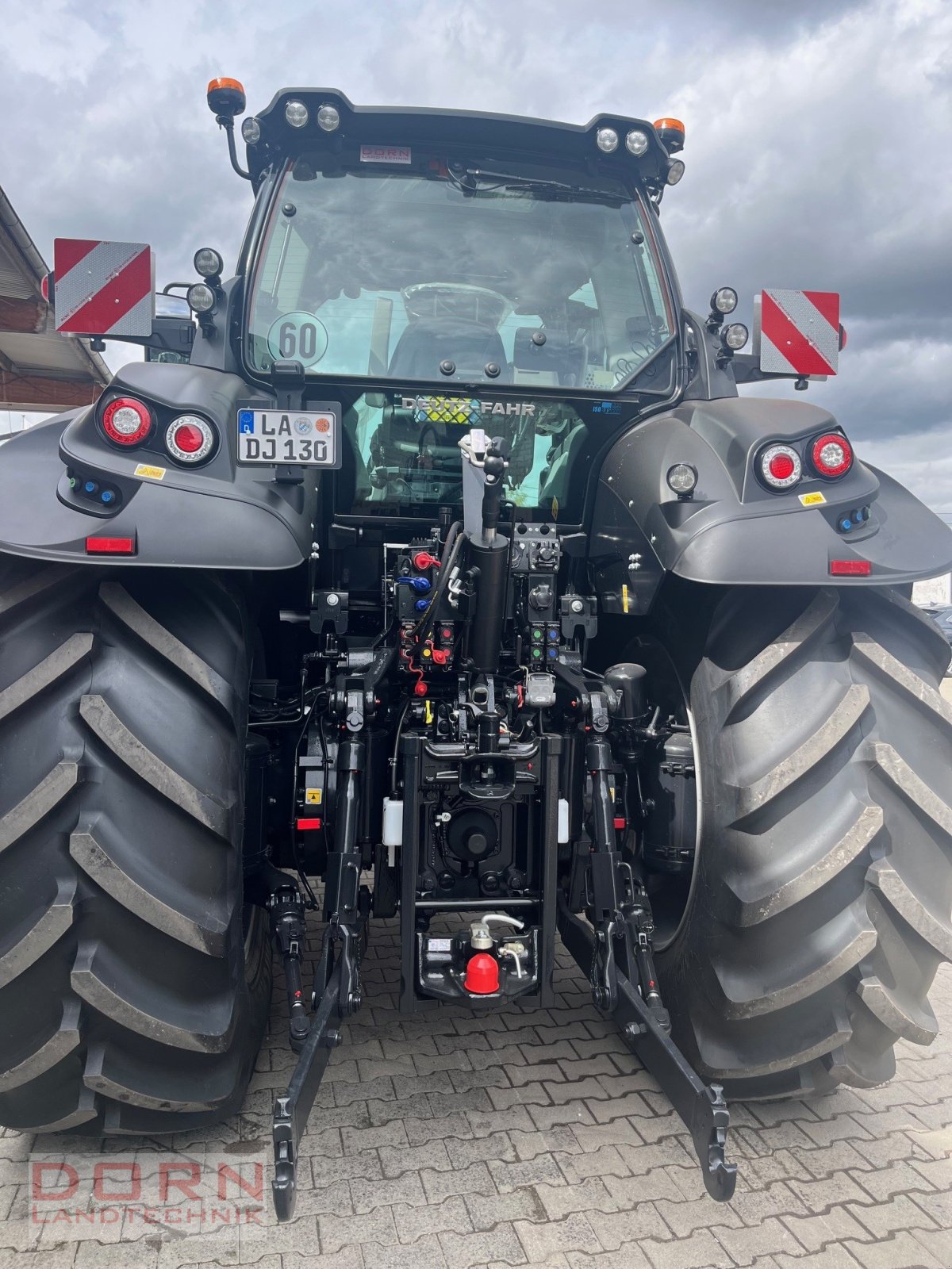 Traktor of the type Deutz-Fahr Agrotron 8280 TTV, Neumaschine in Bruckberg (Picture 3)