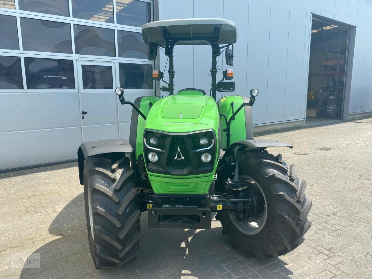 Traktor des Typs Deutz-Fahr DEUTZ FAHR 4080 E, Neumaschine in Eslohe–Bremke (Bild 5)