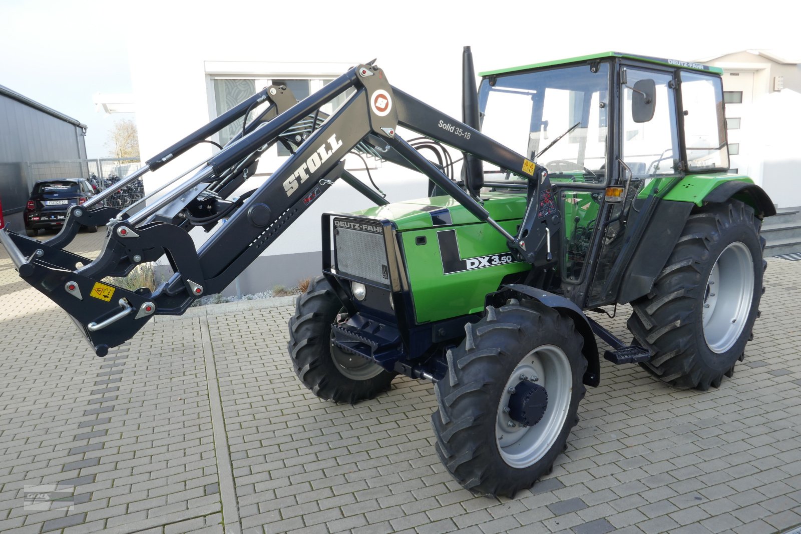 Traktor des Typs Deutz-Fahr DX 3.50 Allr. Sehr guter Zustand! Mit fabrikneuen Stoll Ind-Lader, Gebrauchtmaschine in Langenzenn (Bild 1)