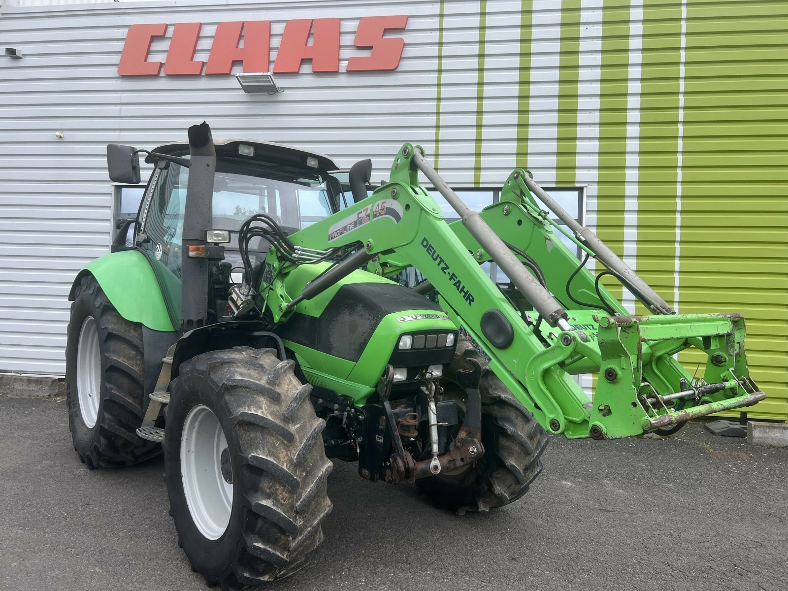 Traktor от тип Deutz-Fahr M620 AVEC CHARGEUR, Gebrauchtmaschine в Moulins (Снимка 1)