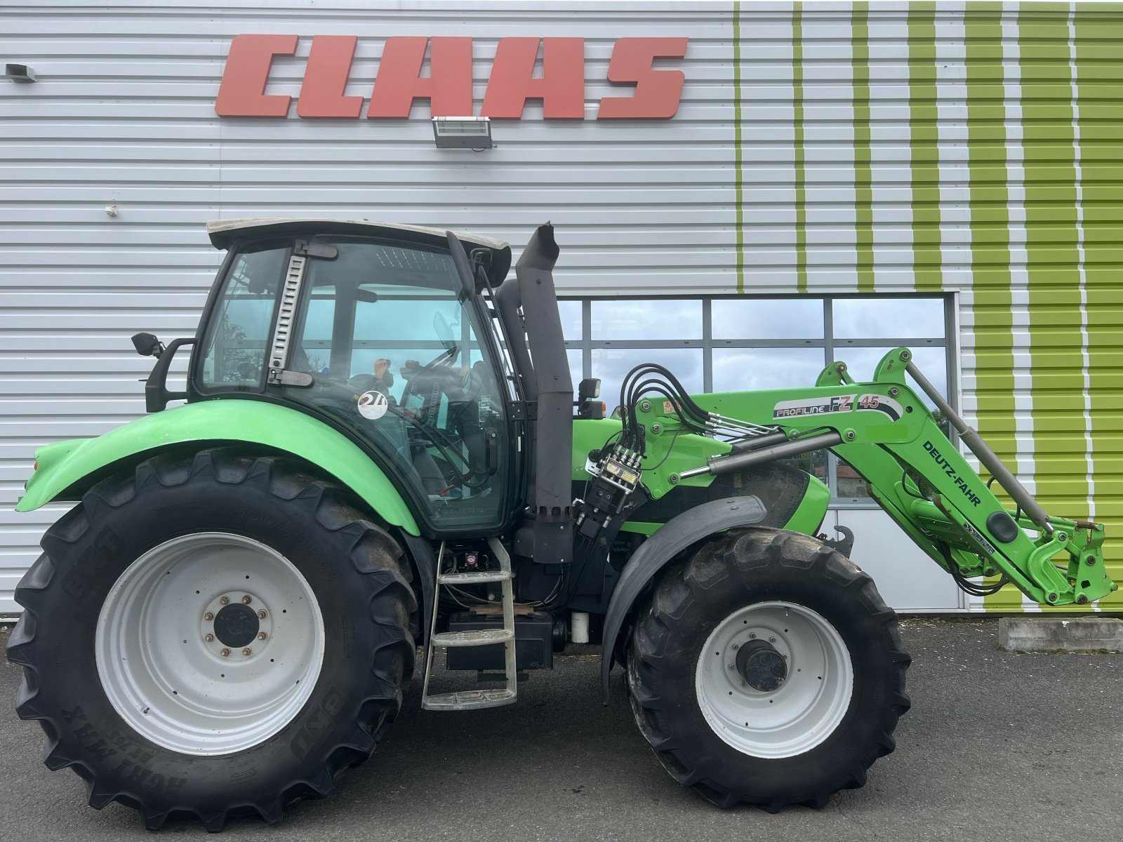 Traktor от тип Deutz-Fahr M620 AVEC CHARGEUR, Gebrauchtmaschine в Moulins (Снимка 2)