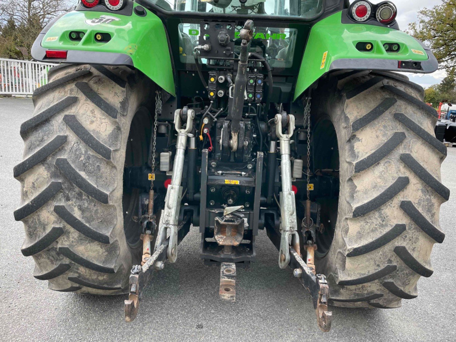 Traktor of the type Deutz-Fahr Tracteur agricole 6120 Deutz-Fahr, Gebrauchtmaschine in LA SOUTERRAINE (Picture 3)