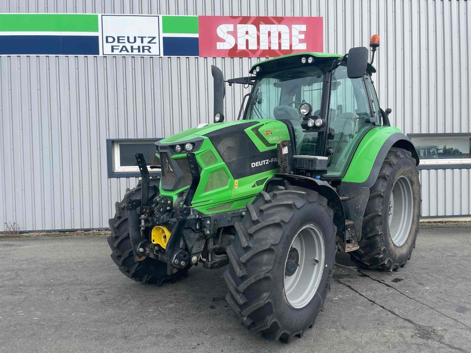 Traktor of the type Deutz-Fahr Tracteur agricole SERIE6TTVAGROTRON 6165.4 TTV (A), Gebrauchtmaschine in SAINT CLAIR SUR ELLE (Picture 1)