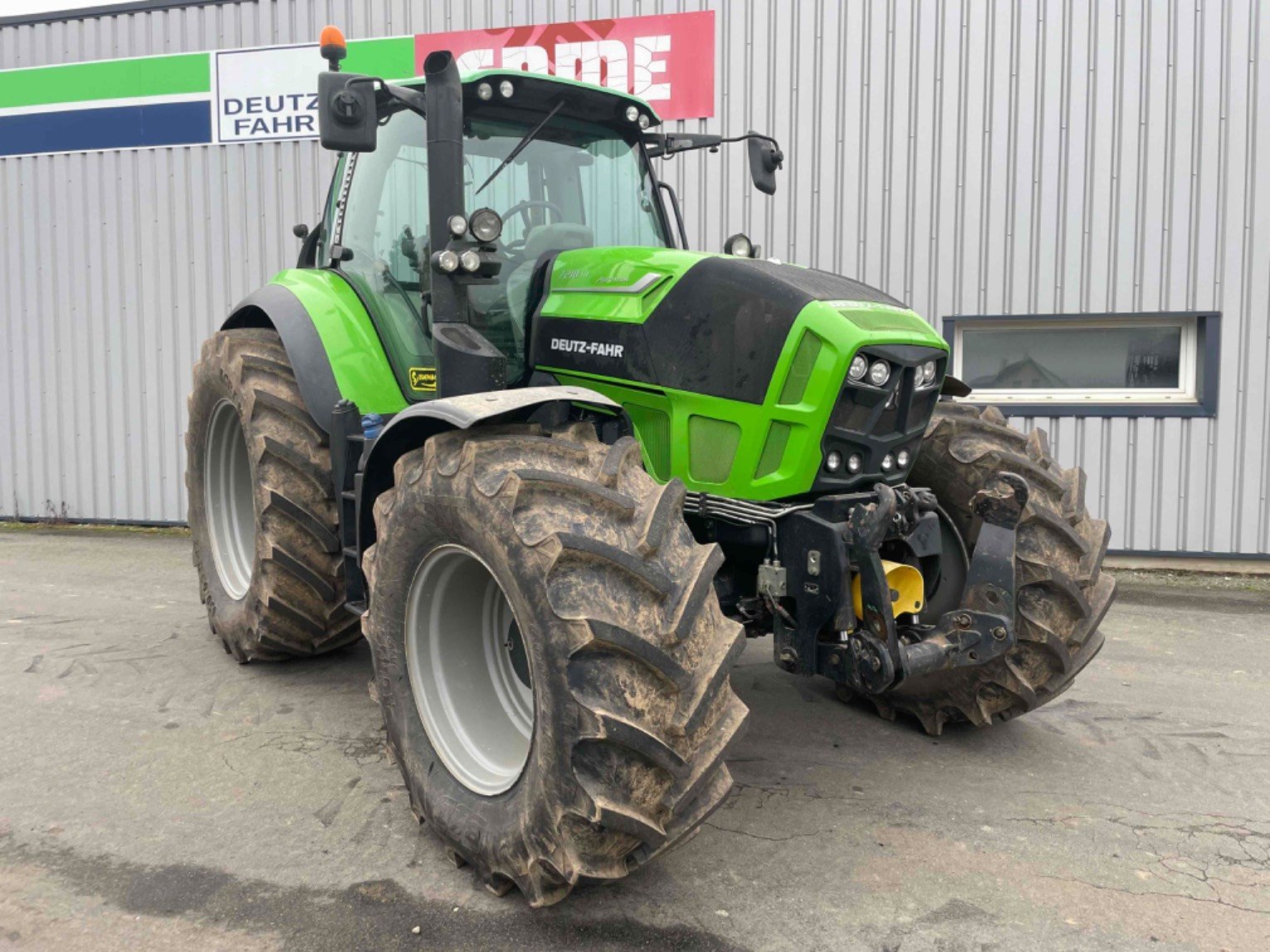 Traktor of the type Deutz-Fahr Tracteur agricole SERIE7TTVAGROTRON 7210 TTV Deutz, Gebrauchtmaschine in SAINT CLAIR SUR ELLE (Picture 2)