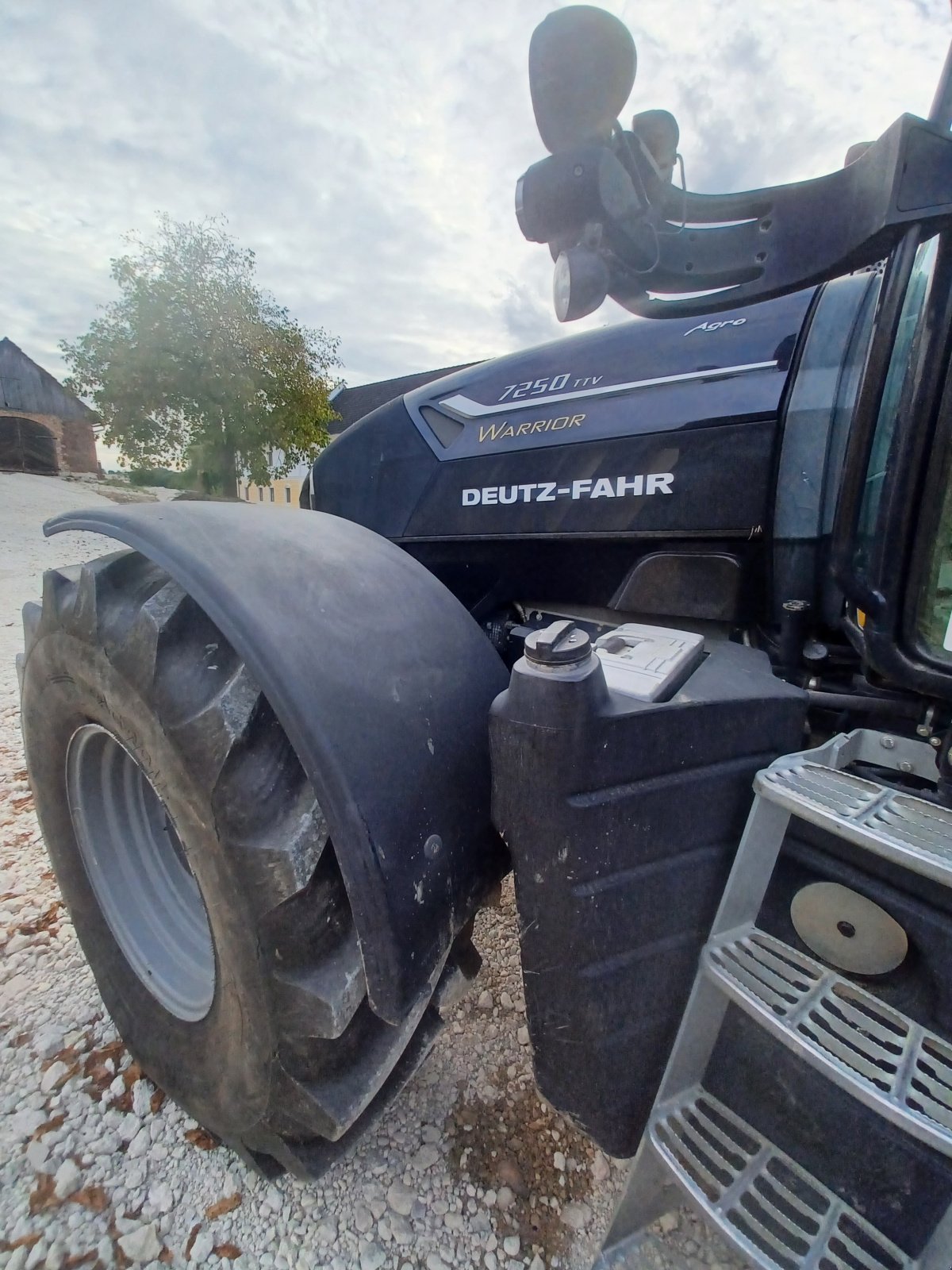 Traktor des Typs Deutz Agrotron 6215 TTV Warrior, Gebrauchtmaschine in Ansfelden (Bild 1)