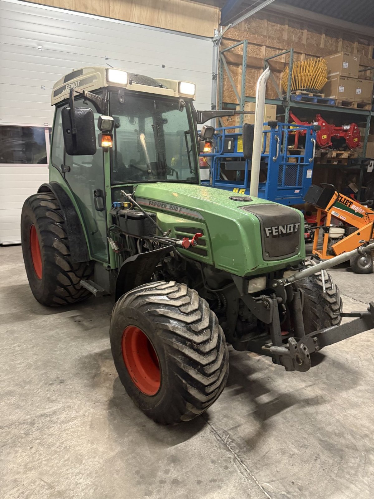 Traktor типа Fendt 208, Gebrauchtmaschine в Wadenoijen (Фотография 4)