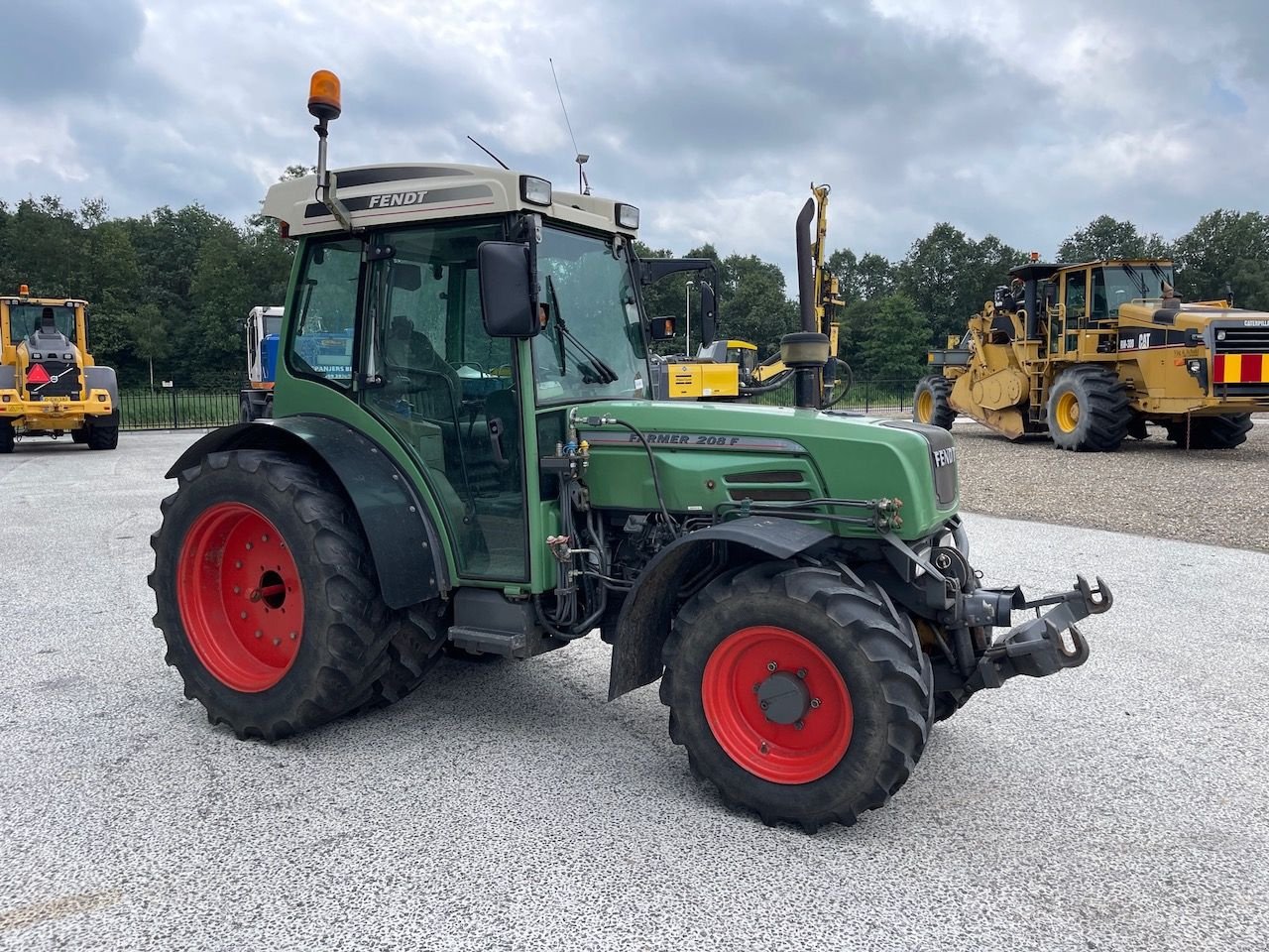 Traktor типа Fendt 208F Smalspoor trekker, Gebrauchtmaschine в Holten (Фотография 11)