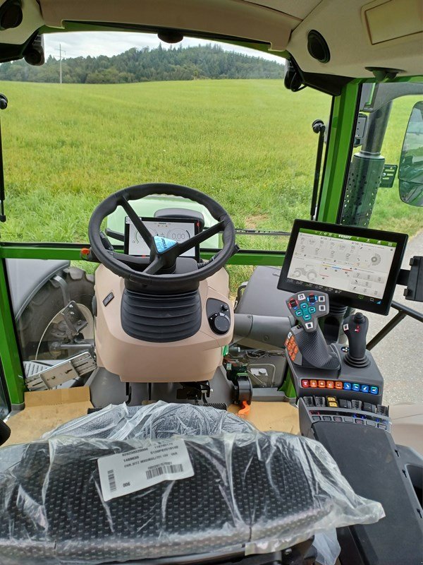 Traktor of the type Fendt 211 GEN 3 Profi+, Ausstellungsmaschine in Hindelbank (Picture 1)