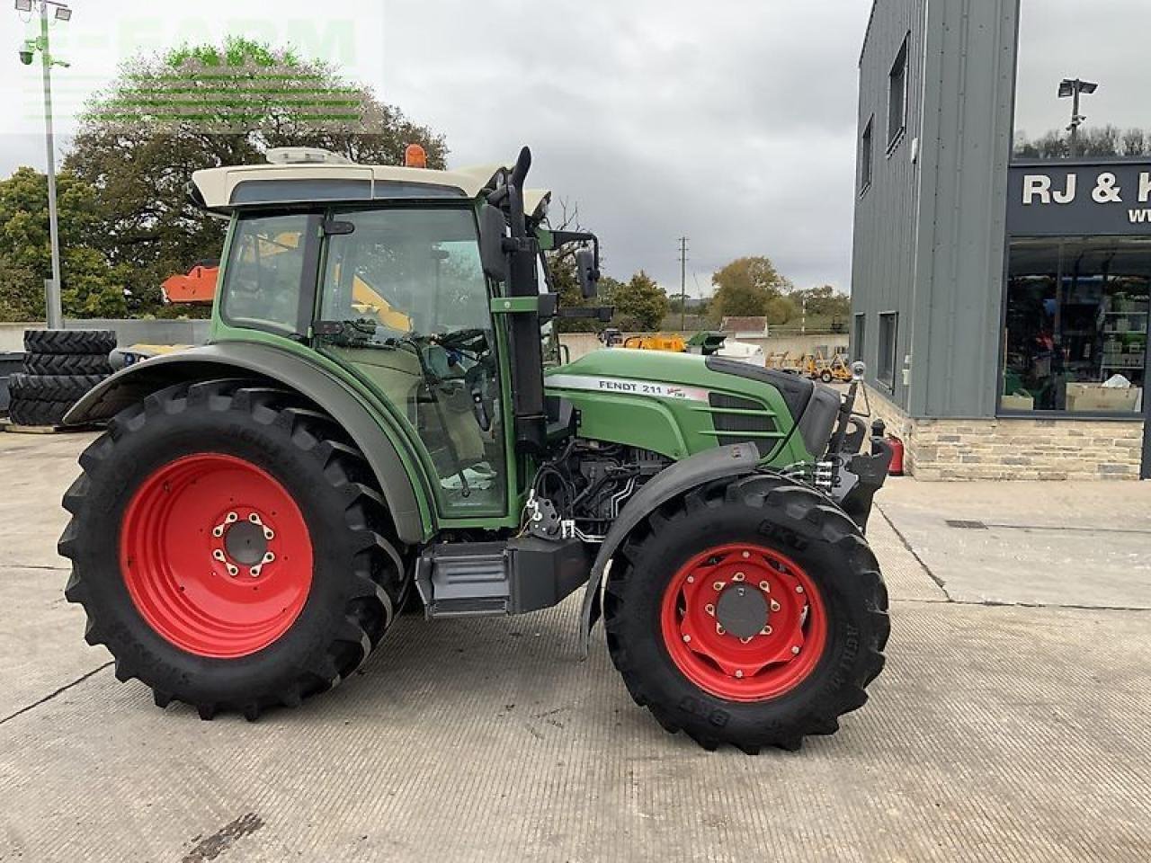 Traktor от тип Fendt 211 tractor (st21261), Gebrauchtmaschine в SHAFTESBURY (Снимка 9)