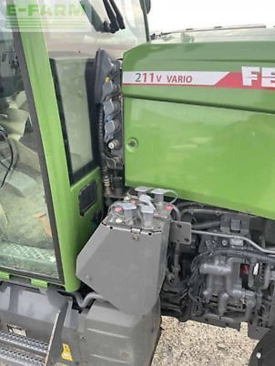 Traktor du type Fendt 211 v, Gebrauchtmaschine en MONFERRAN (Photo 11)