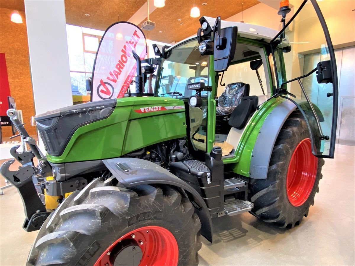 Traktor des Typs Fendt 211 Vario (FendtONE), Neumaschine in Wallern (Bild 9)