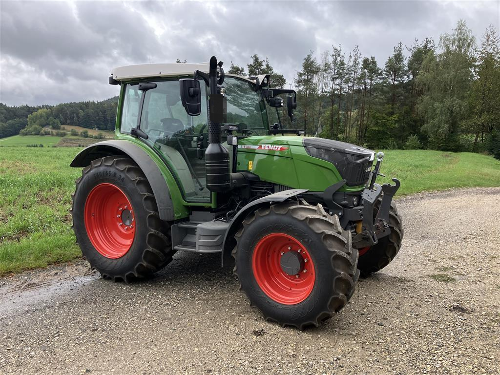 Traktor des Typs Fendt 211 Vario, Gebrauchtmaschine in Pegnitz (Bild 1)