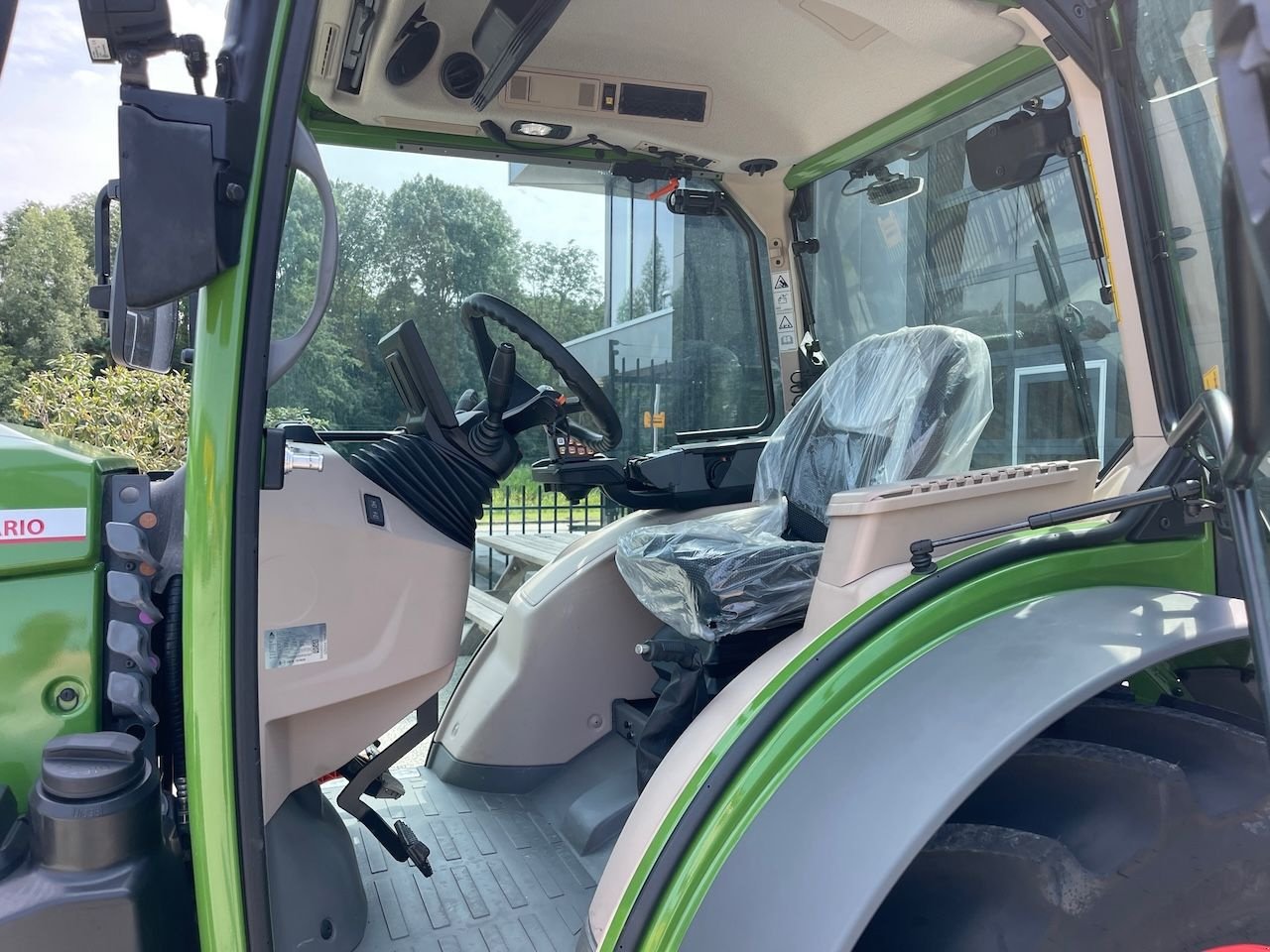 Traktor des Typs Fendt 211F Profi plus en GPS, Neumaschine in Holten (Bild 5)