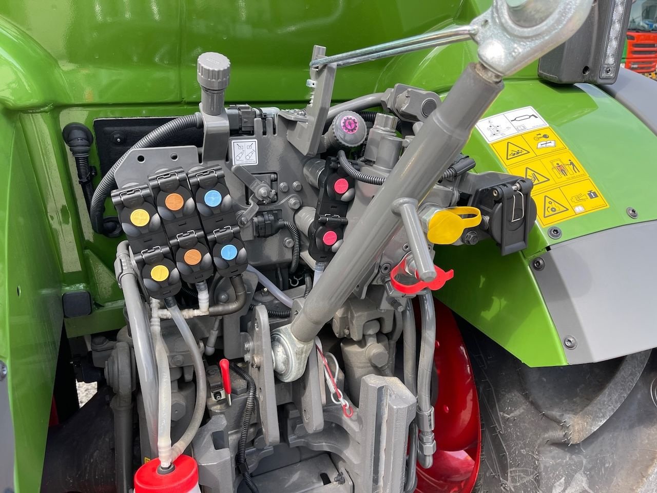 Traktor des Typs Fendt 211F Profi plus en GPS, Neumaschine in Holten (Bild 11)