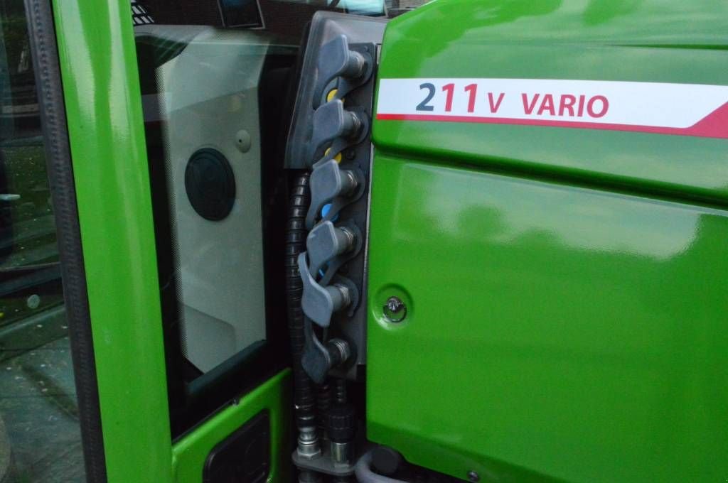 Traktor типа Fendt 211V Gen3 Profi+ Smalspoor/Fruitteelttractor, Gebrauchtmaschine в Erichem (Фотография 11)