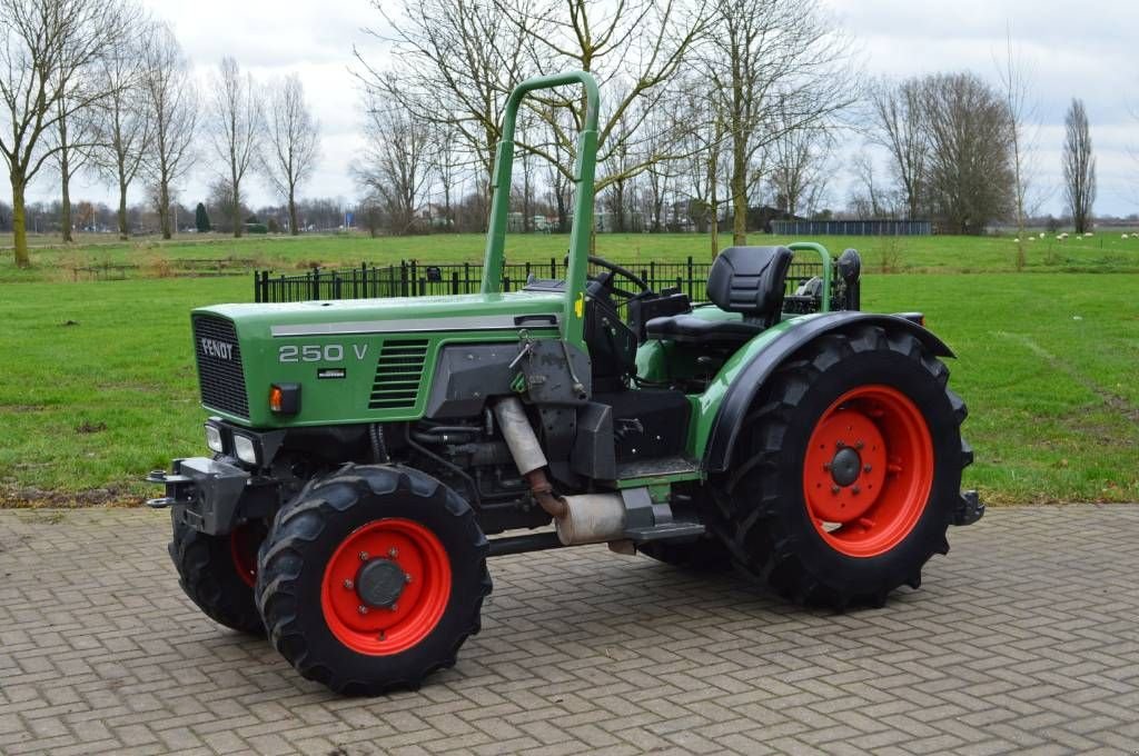 Traktor des Typs Fendt 250 VA Cabrio Smalspoor/Fruitteelt tractor, Gebrauchtmaschine in Erichem (Bild 1)