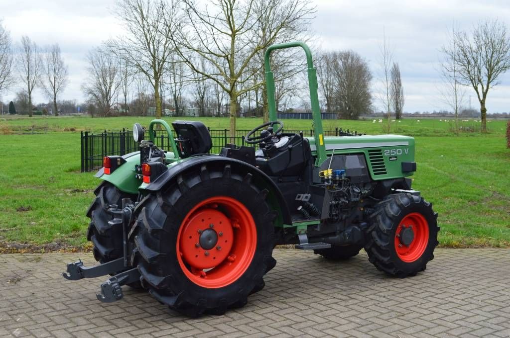 Traktor des Typs Fendt 250 VA Cabrio Smalspoor/Fruitteelt tractor, Gebrauchtmaschine in Erichem (Bild 10)