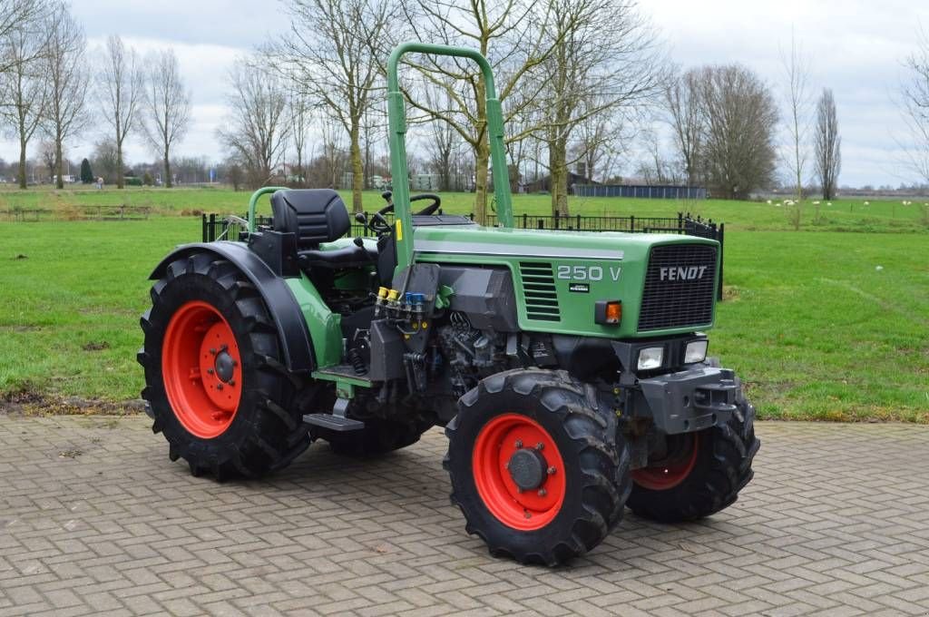 Traktor des Typs Fendt 250 VA Cabrio Smalspoor/Fruitteelt tractor, Gebrauchtmaschine in Erichem (Bild 3)