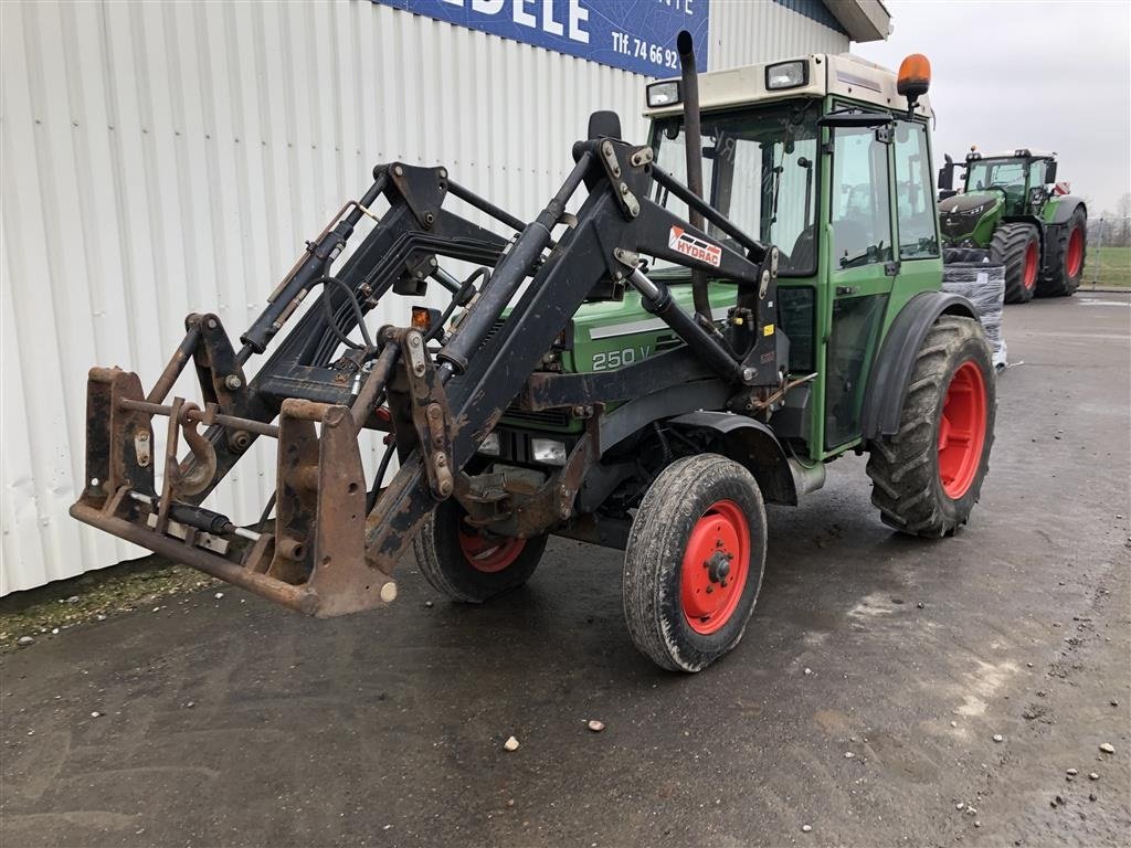 Traktor a típus Fendt 250V Få timer Med Frontlæsser, Gebrauchtmaschine ekkor: Rødekro (Kép 2)