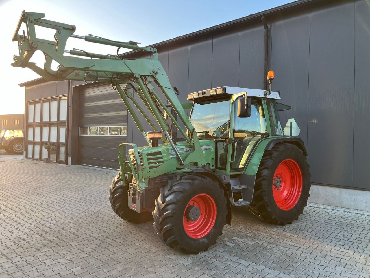 Traktor of the type Fendt 308 Holland Farmer, Gebrauchtmaschine in Daarle (Picture 2)