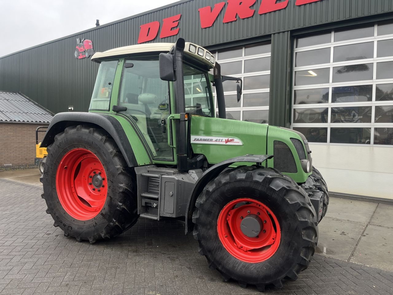 Traktor of the type Fendt 411, Gebrauchtmaschine in Wadenoijen (Picture 1)