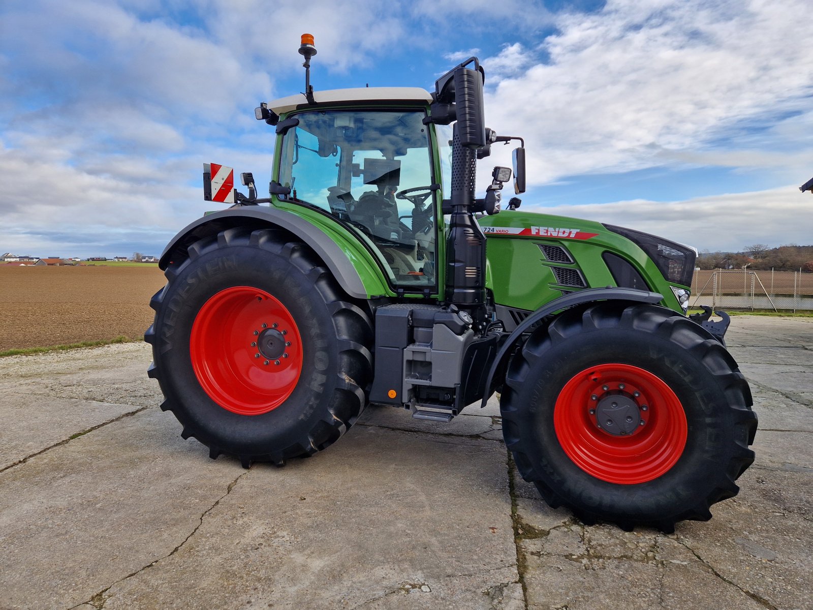 Traktor of the type Fendt 718/724 Vario Profi+ Gen6 Fendt One, Gebrauchtmaschine in Gerzen (Picture 4)