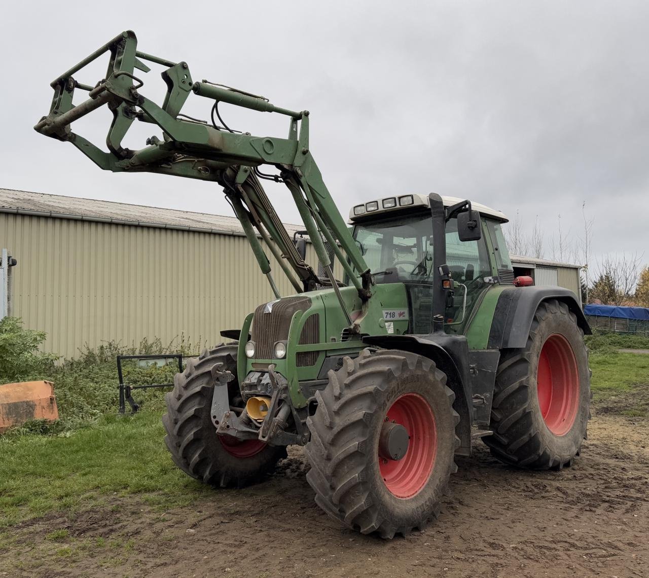 Traktor типа Fendt 718 Vario Frontlader, FKH, FZW, Gebrauchtmaschine в Könnern (Фотография 1)