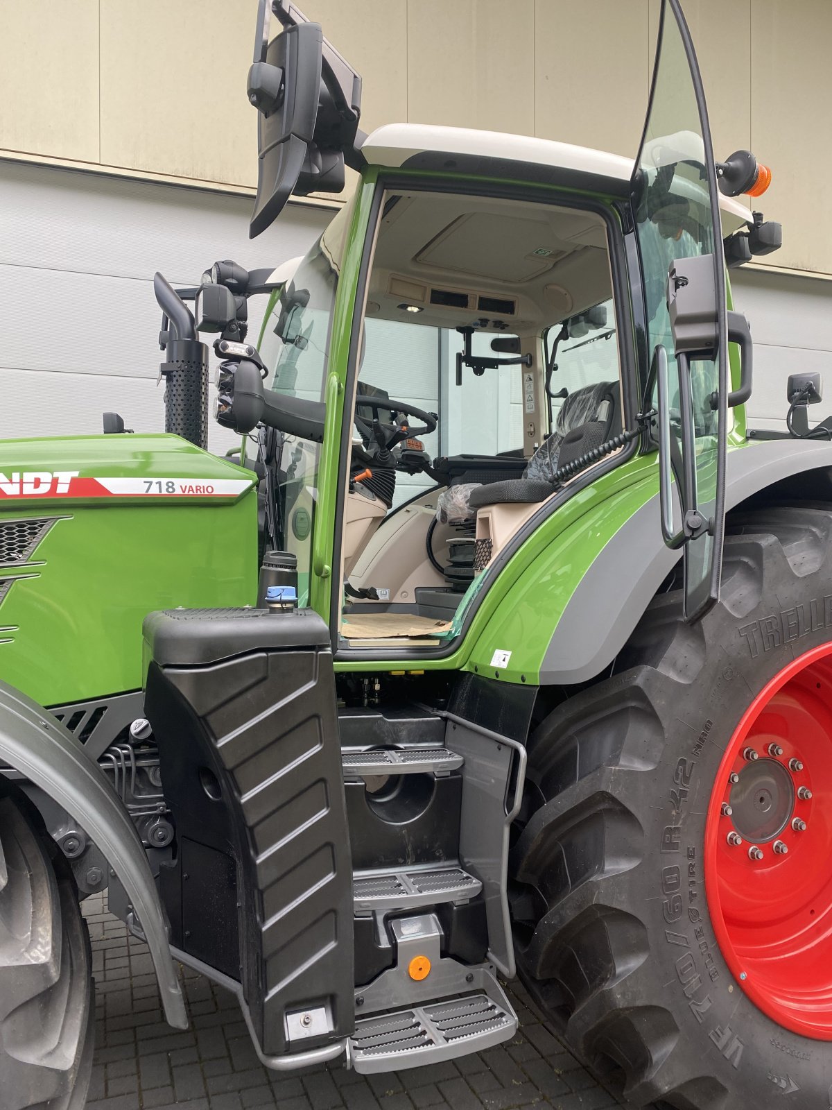 Traktor des Typs Fendt 718 Vario Gen.6 Power+ Setting2 GPS ready, Neumaschine in Weigendorf (Bild 5)