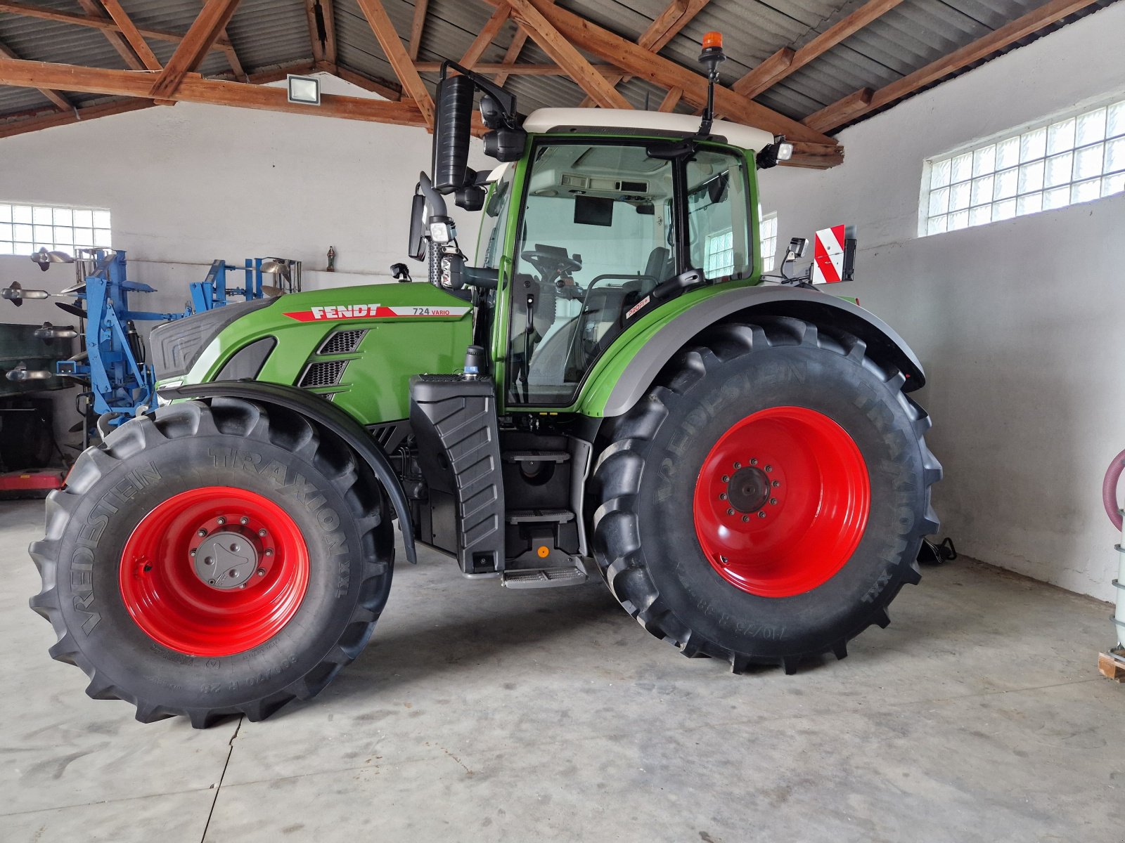 Traktor of the type Fendt 718 Vario Gen6 Profi+, Gebrauchtmaschine in Gerzen (Picture 2)