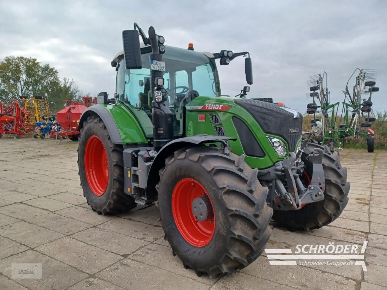 Traktor of the type Fendt 718 VARIO GEN6 PROFI PLUS, Neumaschine in Langenweddingen (Picture 1)