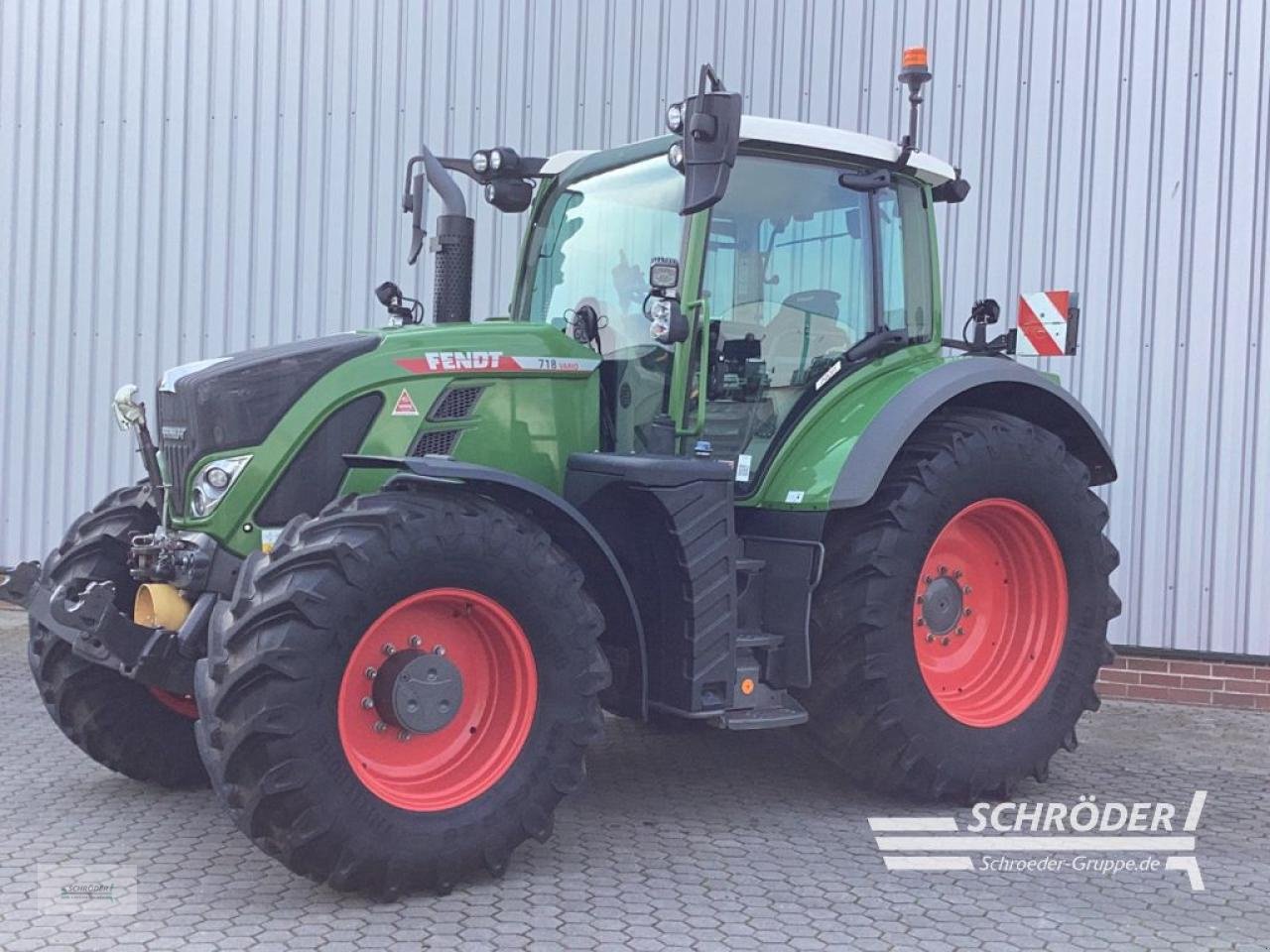 Traktor of the type Fendt 718 VARIO GEN6 PROFI, Gebrauchtmaschine in Norden (Picture 1)