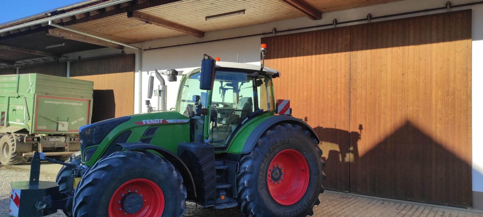 Traktor типа Fendt 718 Vario PowerPlus, Gebrauchtmaschine в 86666 Burgheim (Фотография 1)