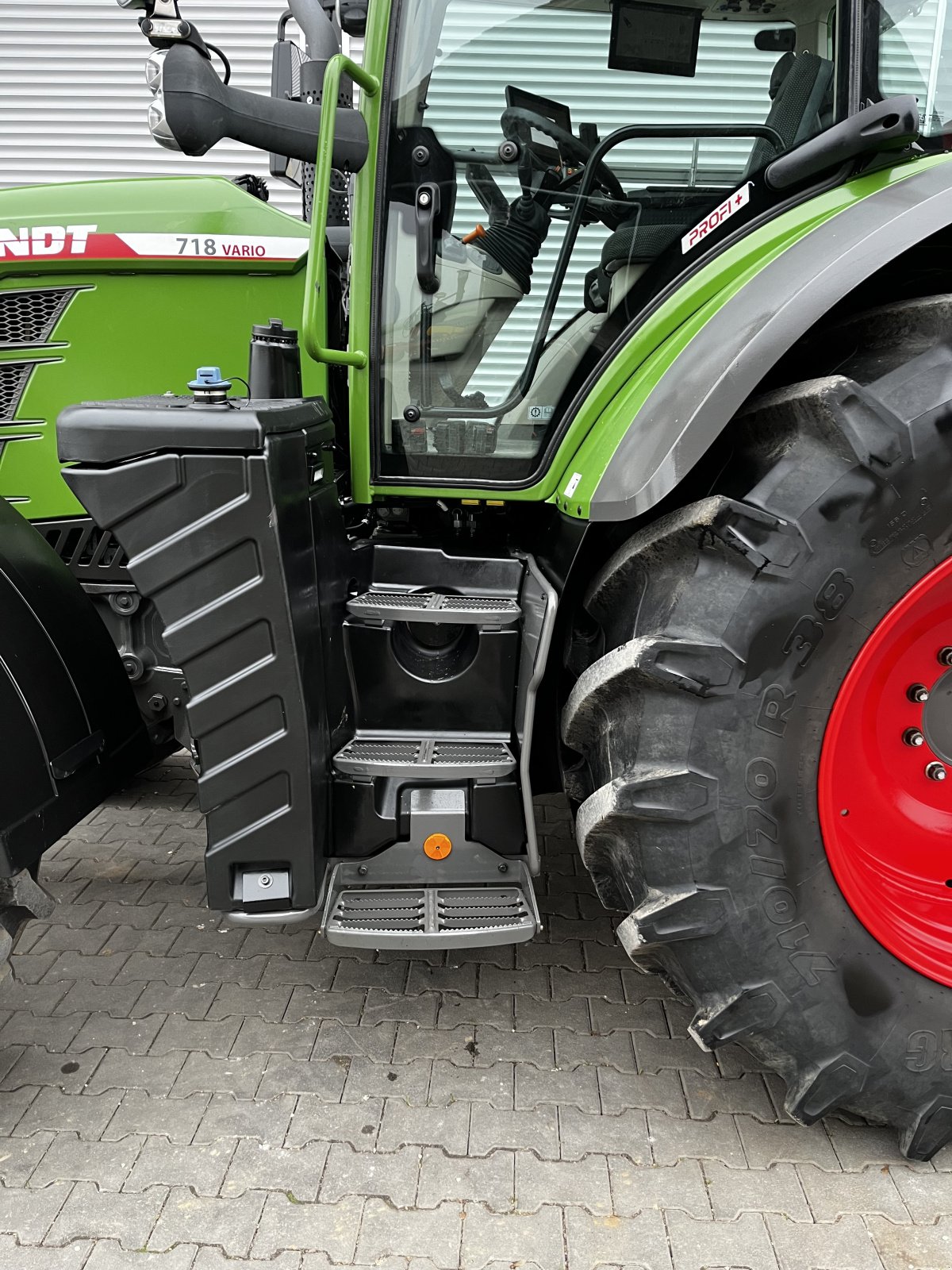 Traktor van het type Fendt 718 Vario ProfiPlus, Gebrauchtmaschine in Fürstenzell (Foto 16)