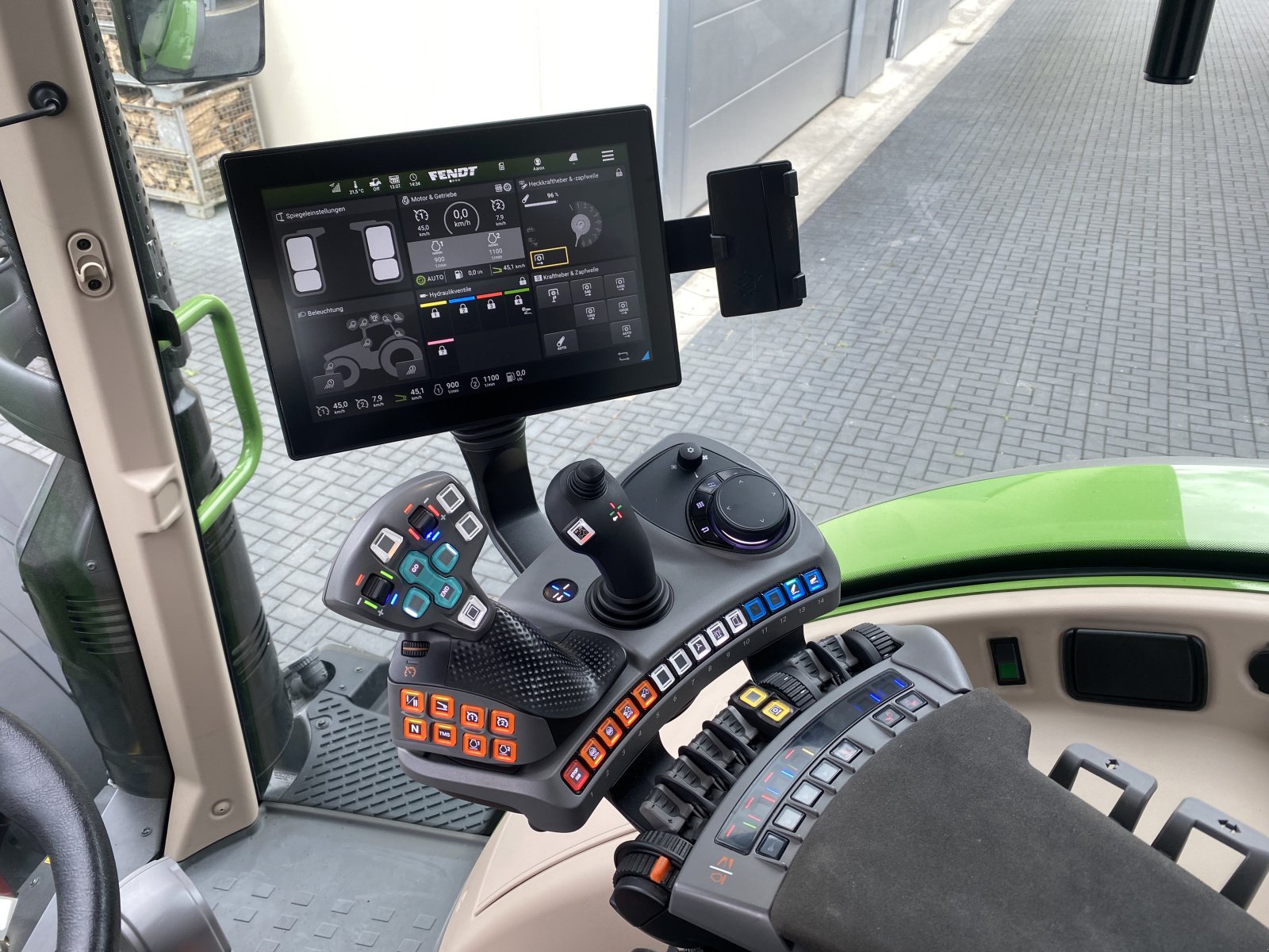 Traktor tipa Fendt 720 Vario Gen.6 Profi+ Setting2 aus 2023, sehr gepflegt, Gebrauchtmaschine u Weigendorf (Slika 11)