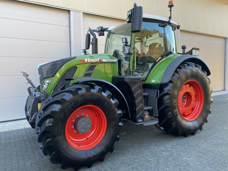 Traktor of the type Fendt 724 Vario Gen.6 Profi+ Setting2 Profiplus aus 2024, neuwertig, RTK, Infotainment, Evolution, 193 Ltr., Gebrauchtmaschine in Weigendorf (Picture 1)