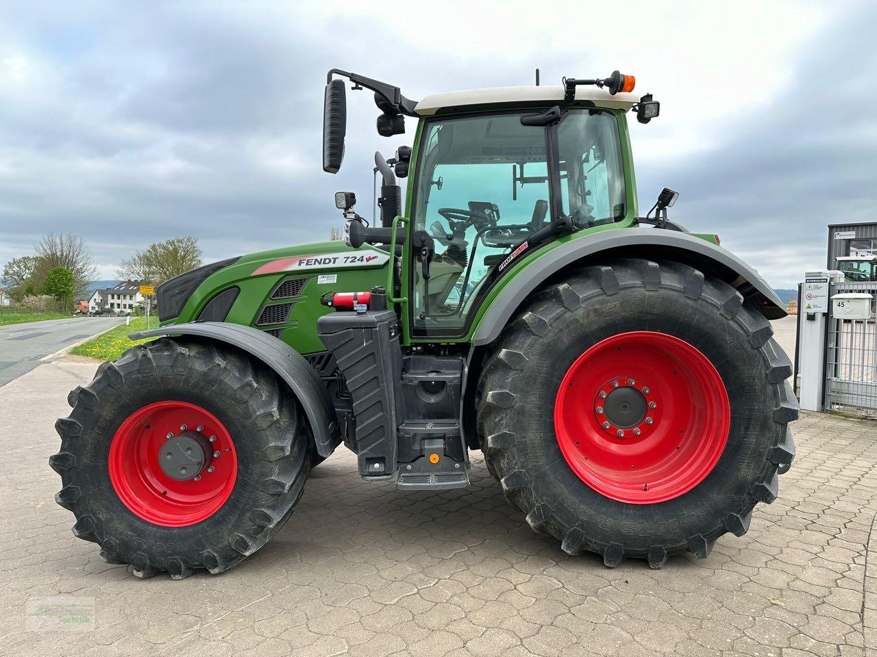 Traktor des Typs Fendt 724 Vario Profi Plus, Gebrauchtmaschine in Coppenbruegge (Bild 5)