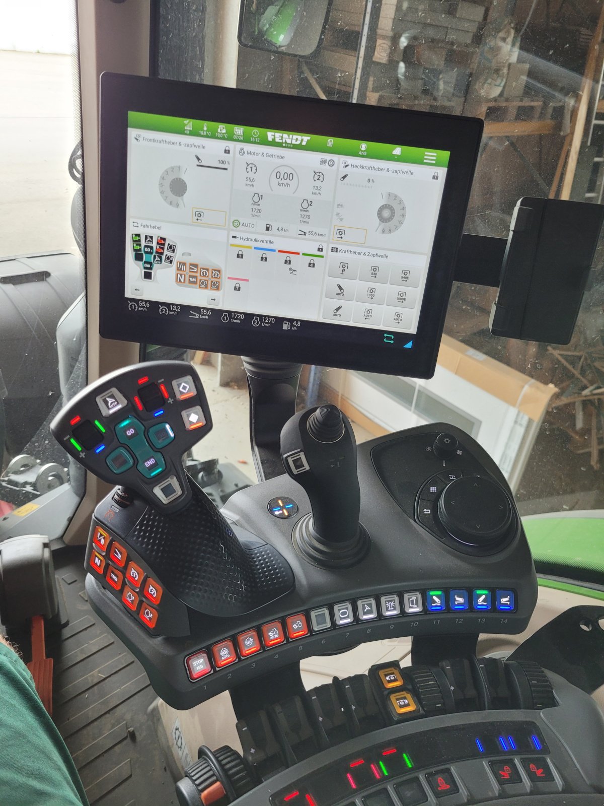 Traktor tip Fendt 724 Vario ProfiPlus mit RTK, SectionControl, TOP Zustand, Gebrauchtmaschine in Bobingen (Poză 11)