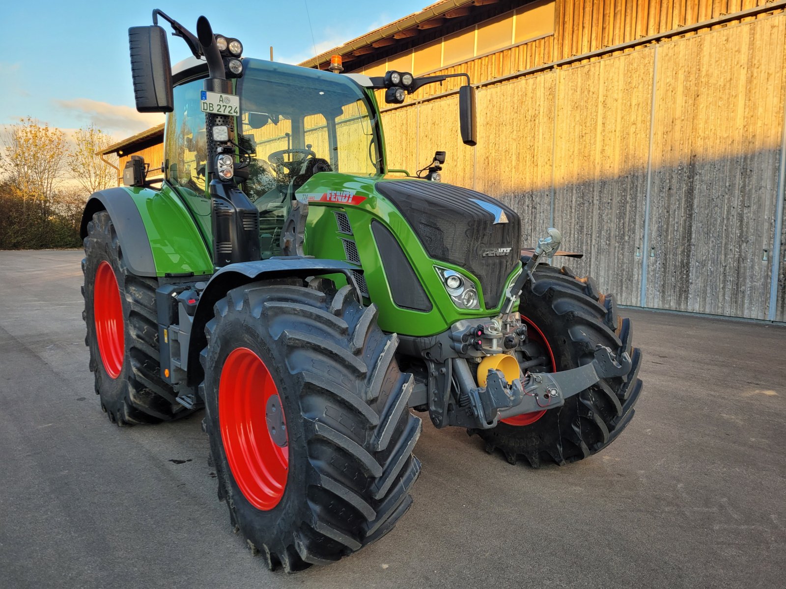 Traktor of the type Fendt 724 Vario ProfiPlus RTK SectionControl Frontlader, Gebrauchtmaschine in Bobingen (Picture 4)