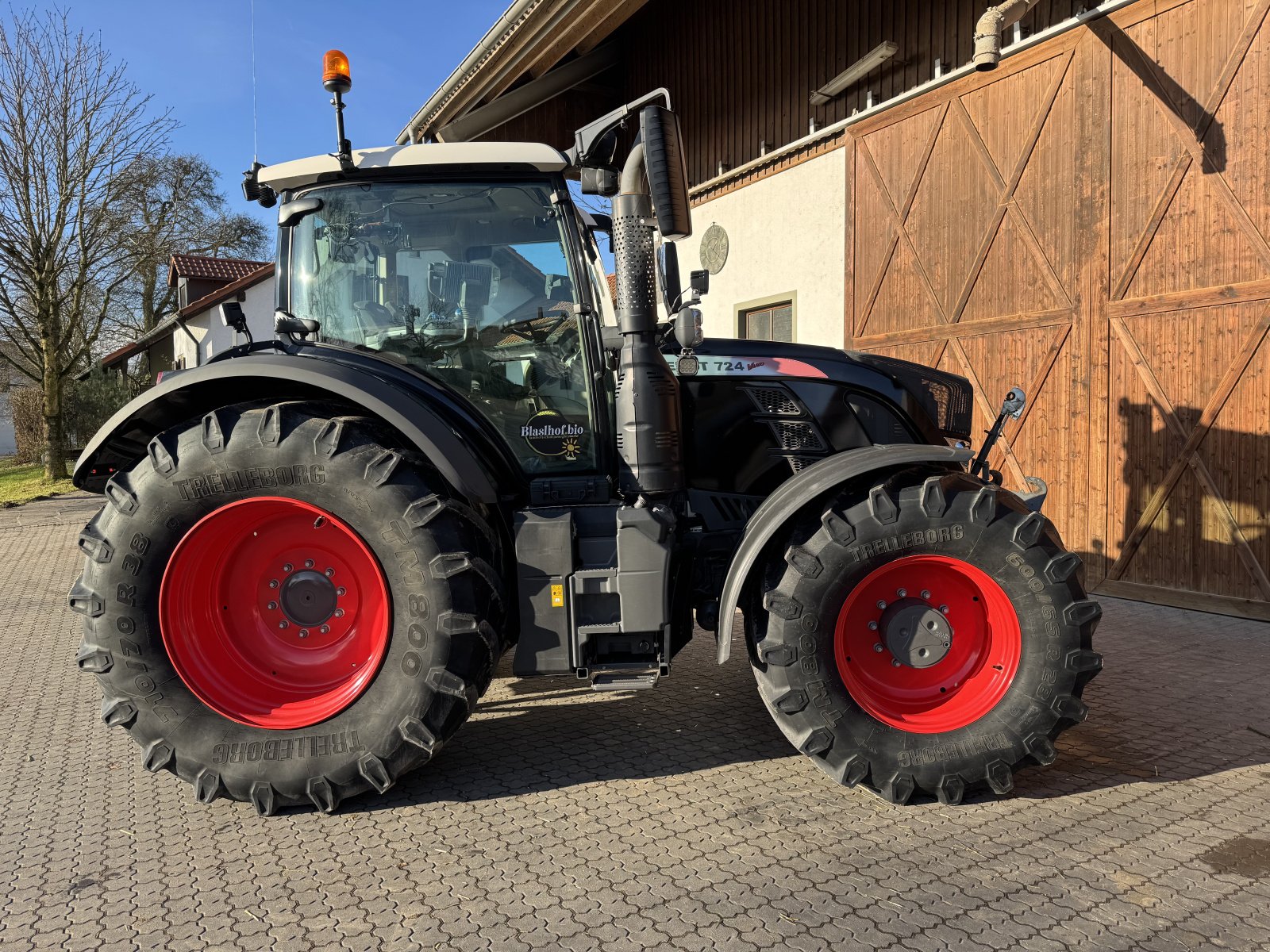 Traktor of the type Fendt 724 Vario ProfiPlus S4 RTK, Gebrauchtmaschine in Kelheim (Picture 4)